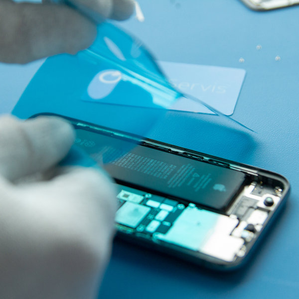 Nalepení nového lepidla kolem okrajů iPhone-u